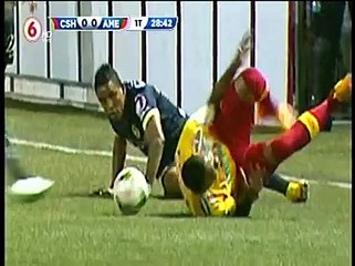 Patada en la cara de Paolo Goltz a Christian Lagos