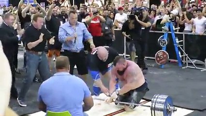 Record du monde – Arnold Schwarzenegger encourage Eddie Hall, qui soulève 462 kilos !