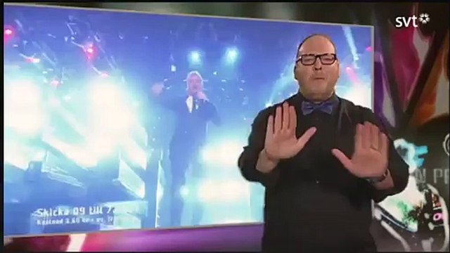 Un interprète en langue des signes vole la vedette d'un chanteur en direct!