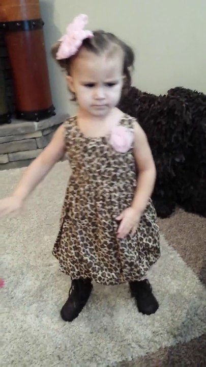 Hilarious little girl dancing : "Do You Hear That Bass Mom"