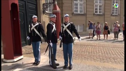 Relève de la garde au château de Amalienborg au Danemark