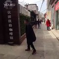 Une caméra cachée chinoise flippante : 