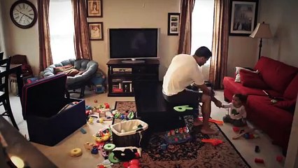 Bébé à la maison avec papa.