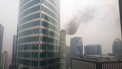 Incendie à la Défense de Paris  ! Gratte-ciel en feu ! Fire in Paris