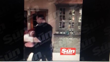 Wayne Rooney se fait mettre KO dans sa cuisine par Phil Bradley