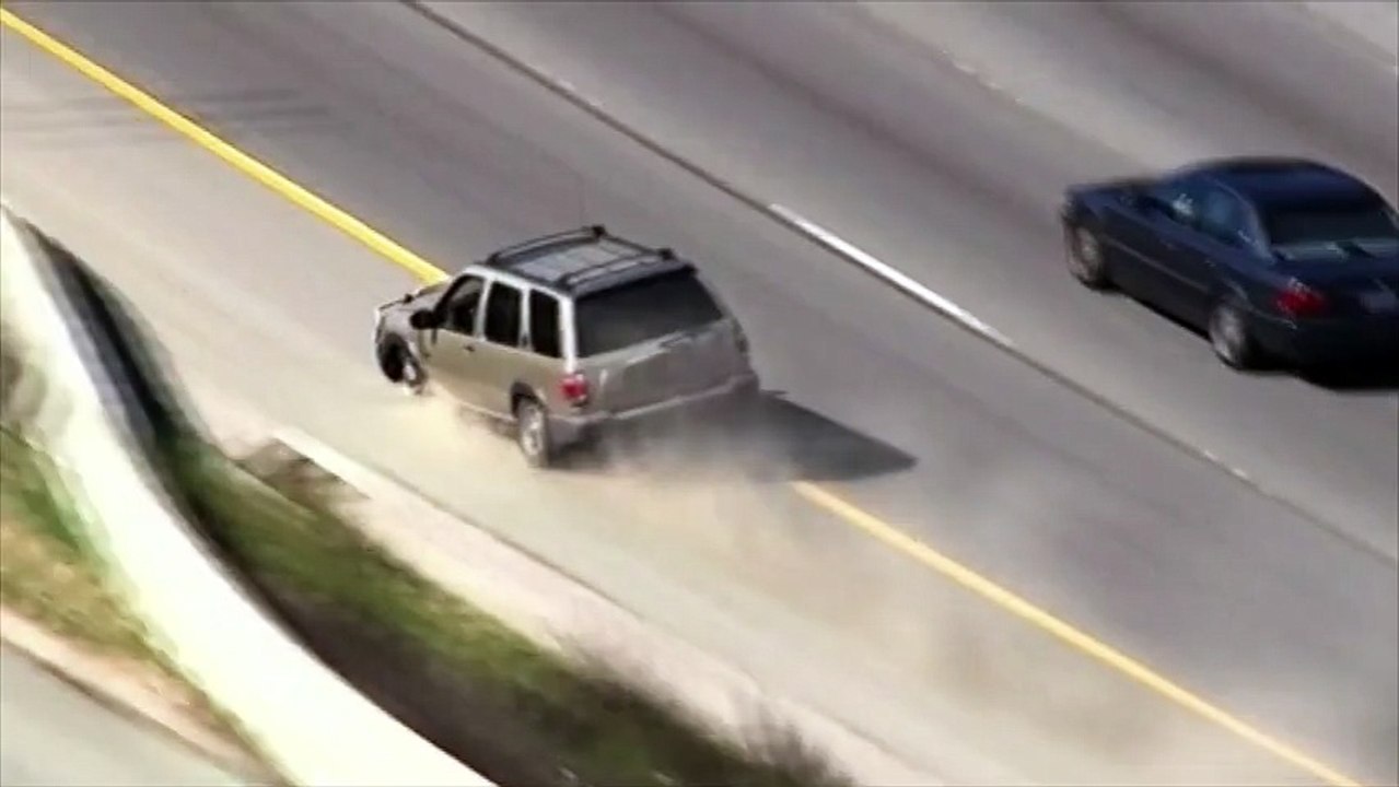 Une course-poursuite entre une voiture et la police filmée en direct ...