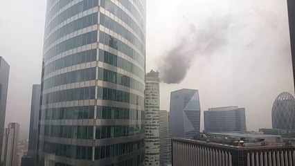 VIDEO - Incendie au sommet d'une tour de la Défense
