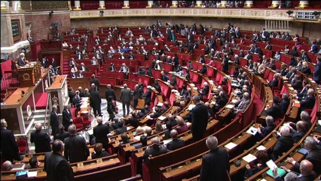 Des tracts anti-euthanasie jetés sur les députés pendant le vote sur la fin de vie