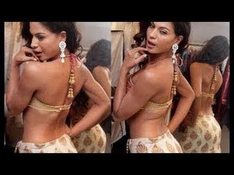 Pakistani Actress, Veena Malik Was Spotted Dancing Away In These Horrendous Outfits!