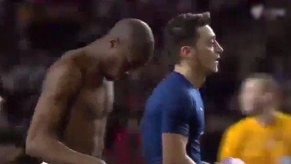 Monaco - Arsenal : Ozil critiqué pour avoir échangé son maillot à la mi-temps !