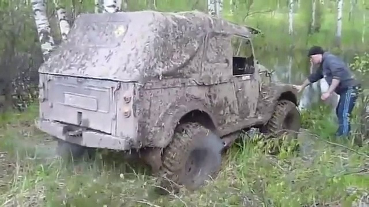 Quand des russes décident de laver un 4x4 dans un étang...