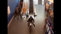 Fuite d'un motard à travers un centre commercial
