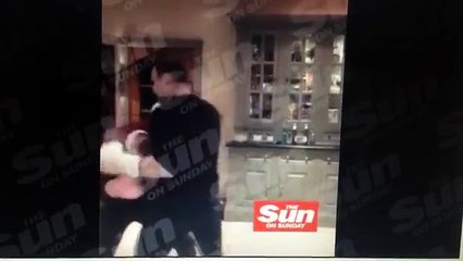 Wayne Rooney se fait mettre KO dans sa cuisine par Phil Bardsley