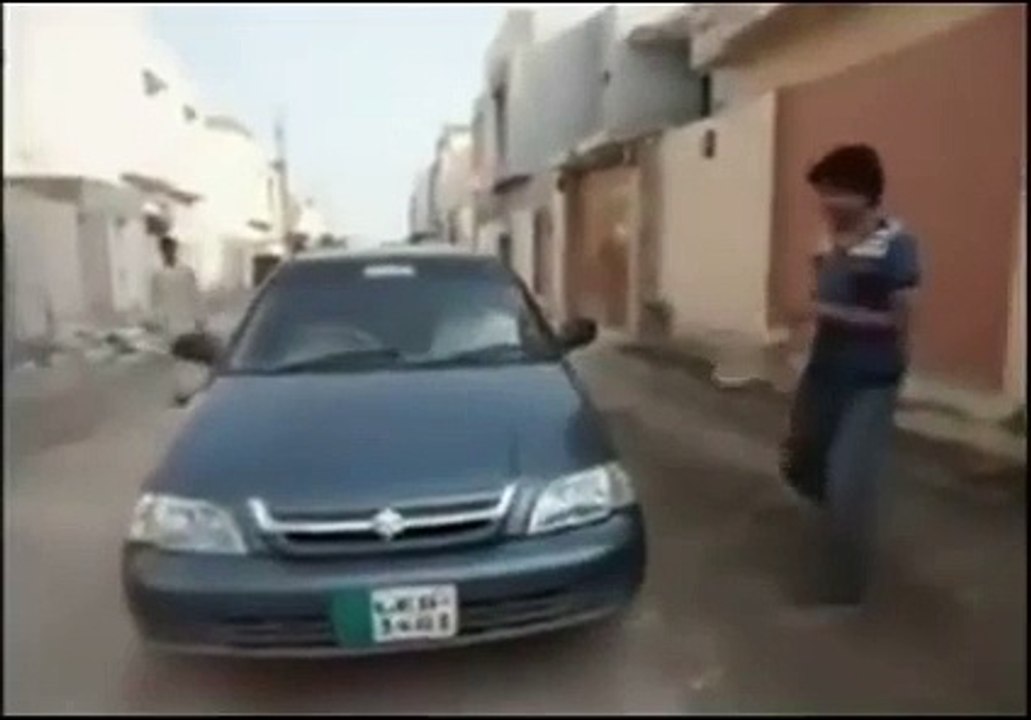 ھاھاھا یہ بندہ تو شیخوں کو بھی پیچھے چھوڑ گی