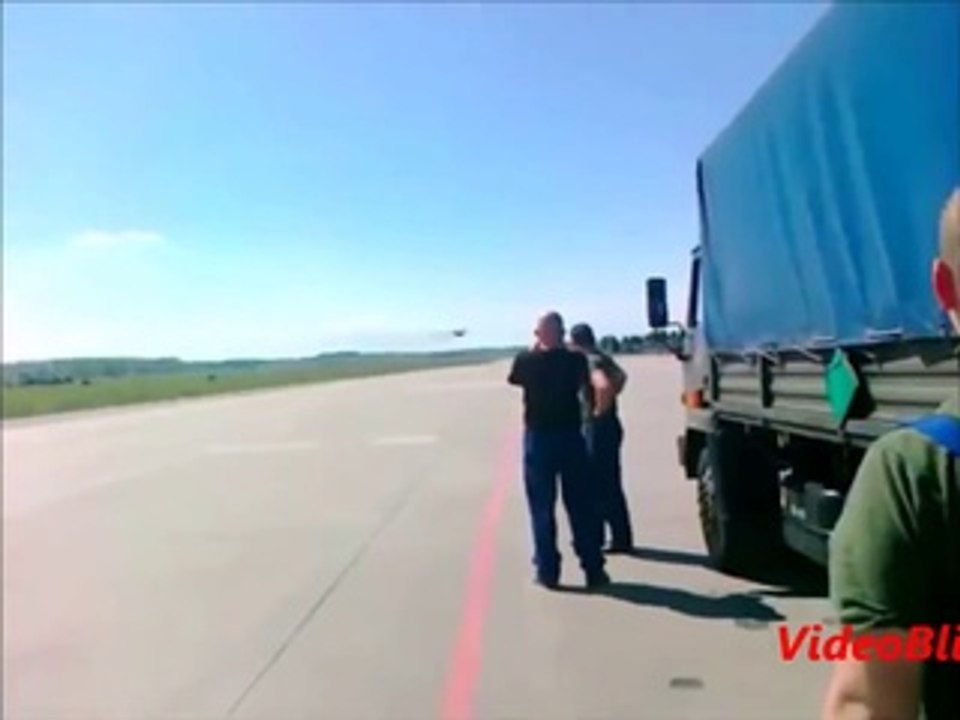 مشهد رائع لطائرة حربية تطير في إرتفاع منخفض جداً