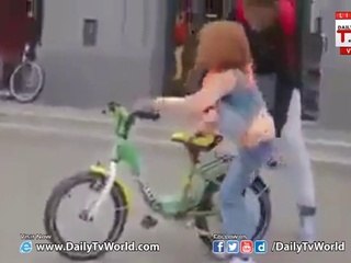 Hahaha Very Light Litle Girls Cycle Fly With Balloon