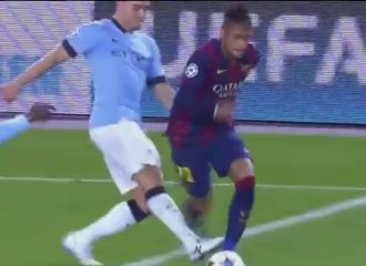 Nasri donne un coup de pied à Neymar et se prend un carton jaune