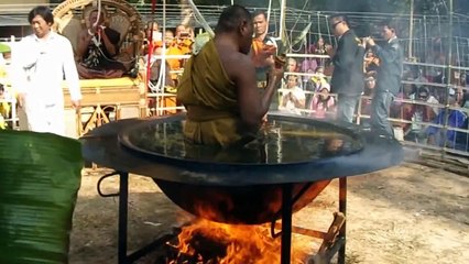 Un moine bouddhiste de Thaïlande médite dans d'huile chaude !