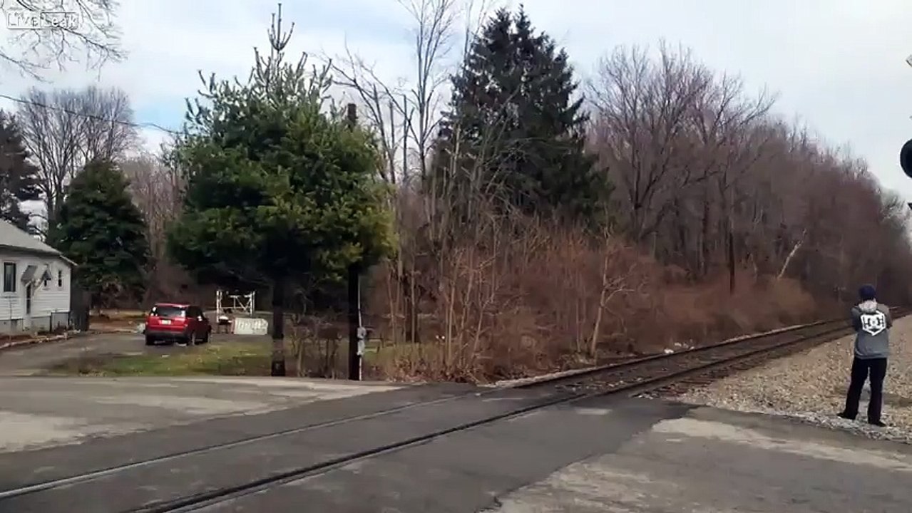 Trem atinge em cheio carro nos EUA