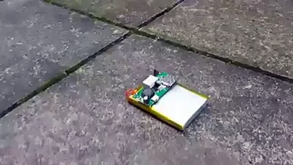 موبائل فون کی بیٹری کو اگر پھاڑا جائے تو کیا ہو گا ۔۔ اس ویڈیو میں دیکھیے