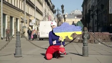 Спасибо тебе,единственный человечек из Петербурга,хрупкая девушка,которая понимает,что то что творит Россия,это чёрное п