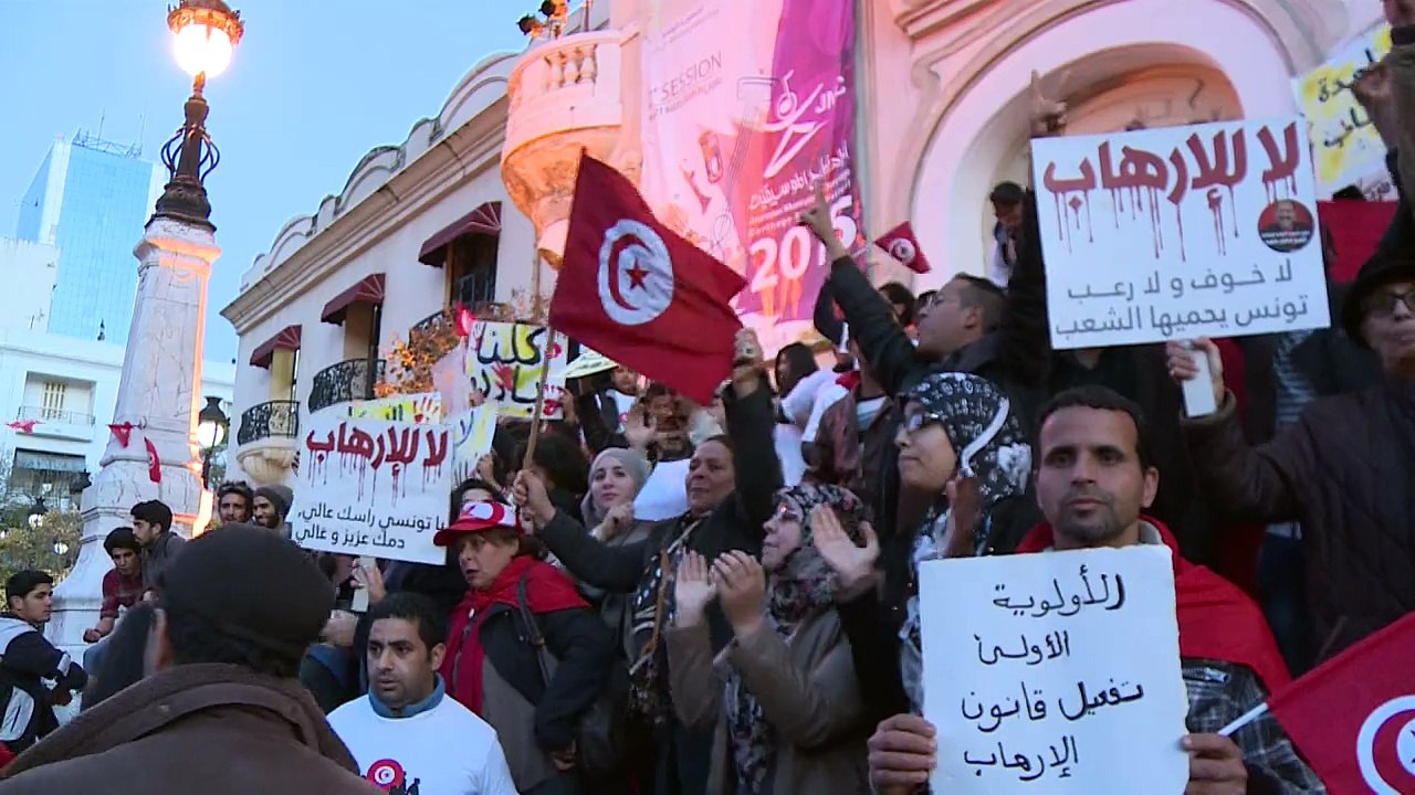 Des Tunisiens manifestent pour dénoncer l'attaque sanglante