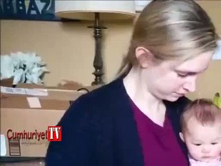 Annesinin çıkardığı sese kahkahalar atan sevimli bebek
