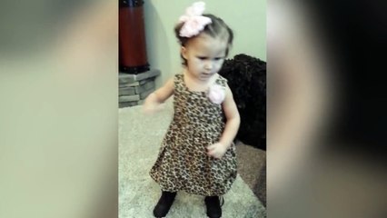 Una niña fiestera: "¡Mamá! ¿Escuchas el bajo?"