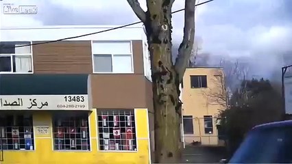 Ce motard complètement fou fuit à travers un centre commercial !