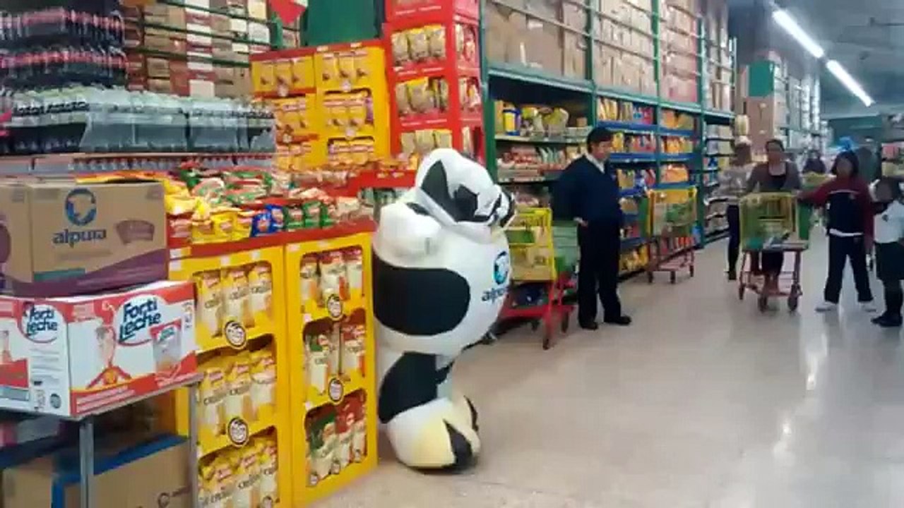 Une vache qui danse dans un supermarché Mexicain
