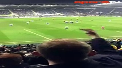 Sahaya daldı, güvenlikleri şoke etti!...