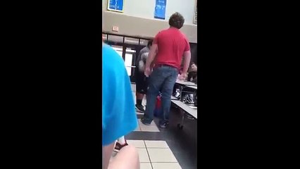 Une brute se fait démolir