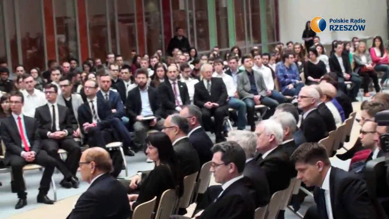 Un homme voulant s'adresser au président Polonais Bronislaw Komorowski se fait bâillonner