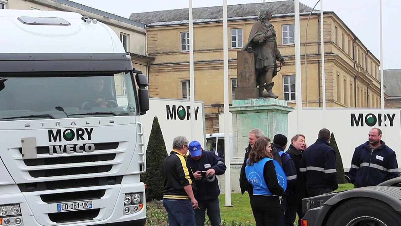 Les employés de Mory Global manifestent avant la liquidation