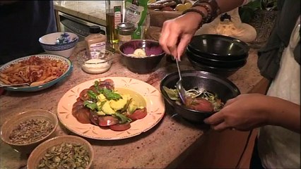 Vegan, végatarien, flexitarien : le casse-tête des diners entre amis - Extrait "Quand manger sain devient une obsession"