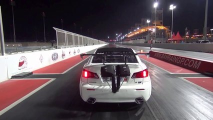 Une dragster décolle pendant une course