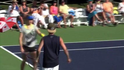 Justin Bieber joue un match de tennis pour la bonne cause