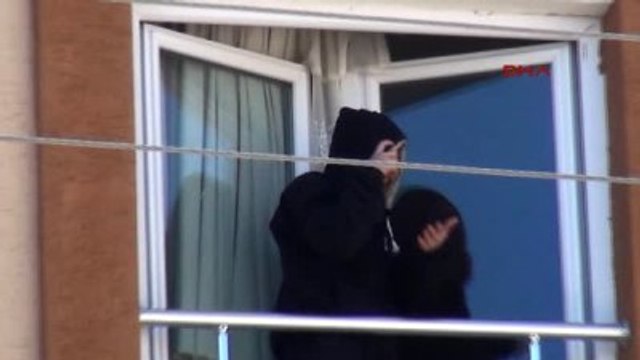 Eskişehir Evde Kilitli Kalan 13 Yaşındaki Kızı İtfaiye Ekipleri 3'üncü Kattan İndirdi
