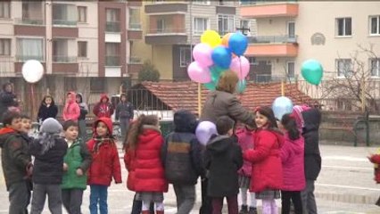 İlkokul Çocukları Barış Balonu Uçurdu
