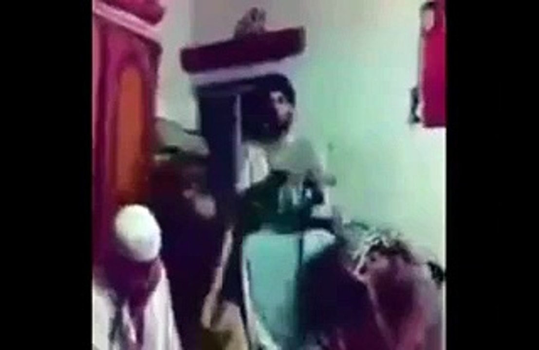 Molvi Taqreer Ke Dauran Shiddat e Gham Mein Fan Se Latak Gya - Should I Laugh Or Should I Cry -p