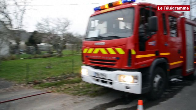 Saint-Nolff (56). Le feu de déchets verts se propage à la grange