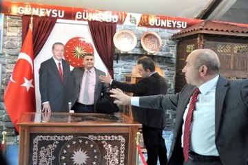 Cumhurbaşkanı Erdoğan'ın Maketine Dokunarak Fotoğraf Çektirmek Yasak