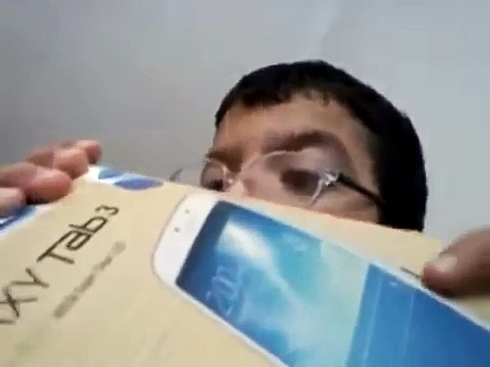 Samsung Galaxy Tab 3 Kutu Açılımı Yapan Çocuk (Komik)