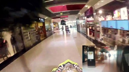Il roule en motocross dans un centre commercial