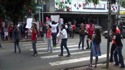 Manifesto de professores grevistas toma rua em Sousas