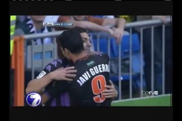 Real Madrid gana 4-3 a Valladolid y aplaza el título liguero del Barça