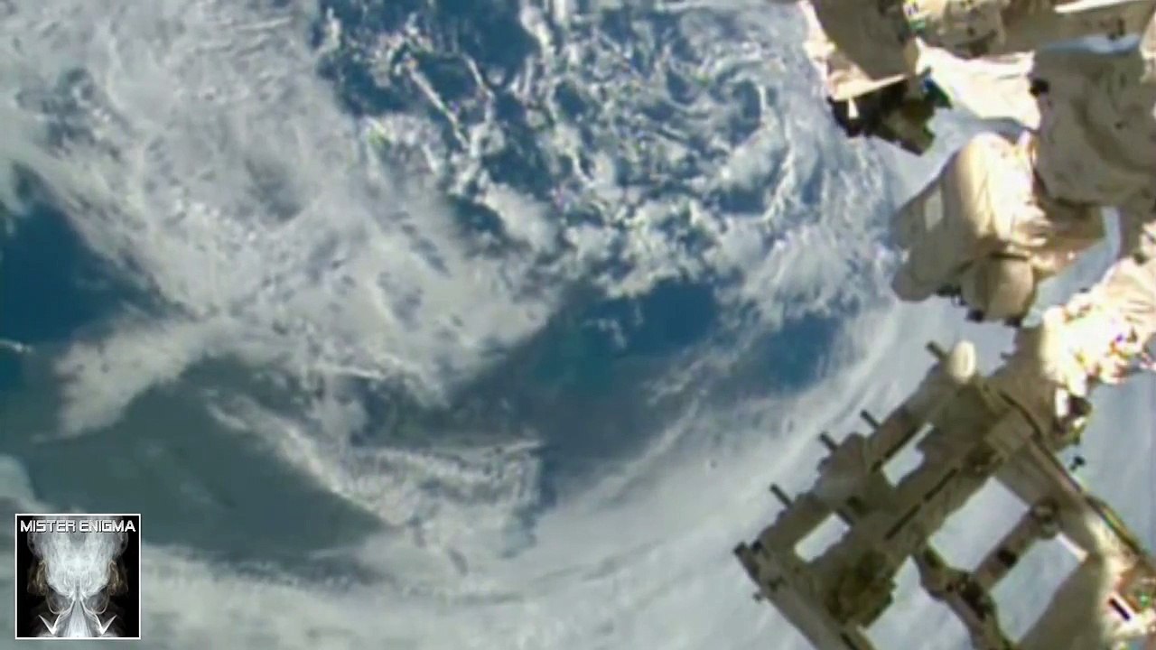 2 Huge UFOs Seen Near The ISS And Hovering Above Earth. MUST SEE!!! -UFO OVNI- (HD)