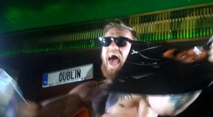 No Brasil, McGregor 'faz farra' e rasga foto de Aldo