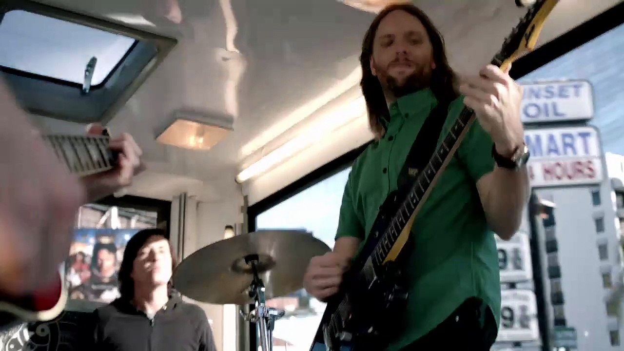 Maroon 5 – Never Gonna Leave This Bed