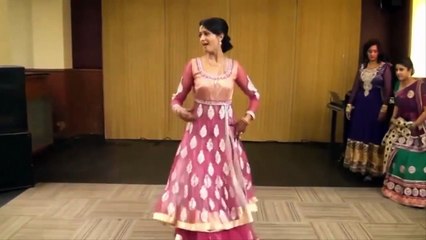 London Thumakda - Beautiful Girl Dance On Wedding